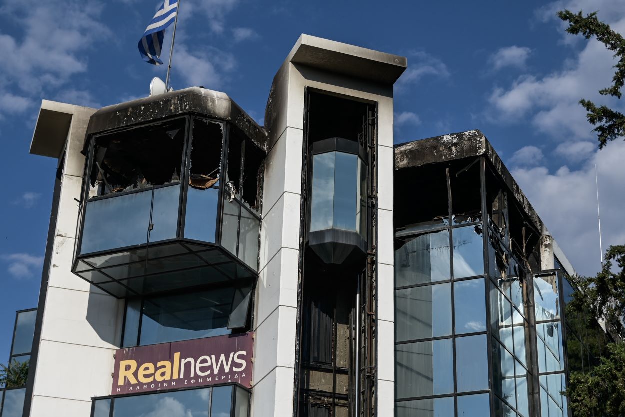 Θεοδωρικάκος: Συνελήφθη ο φερόμενος ως δράστης της εμπρηστικής επίθεσης στη Real News
