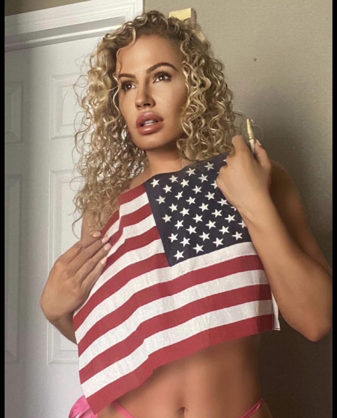 Ana Braga: Η ακατάλληλη φωτογραφία της playmate χωρίς εσώρουχο διέλυσε το Instagram