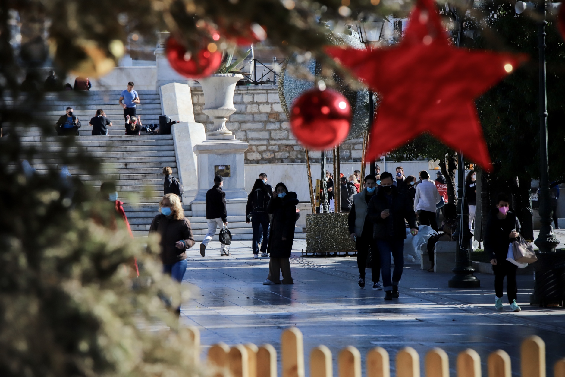 Χριστουγεννιάτικες εκδηλώσεις Αθήνα: Την Πέμπτη ανάβει το χριστουγεννιάτικο δέντρο στο Σύνταγμα