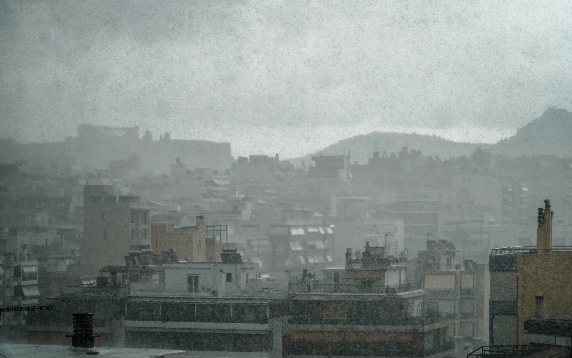 Κακοκαιρία «EVA»: Το shelf cloud “χτυπά” στην Αθήνα – Που έχουν κλείσει οι δρόμοι
