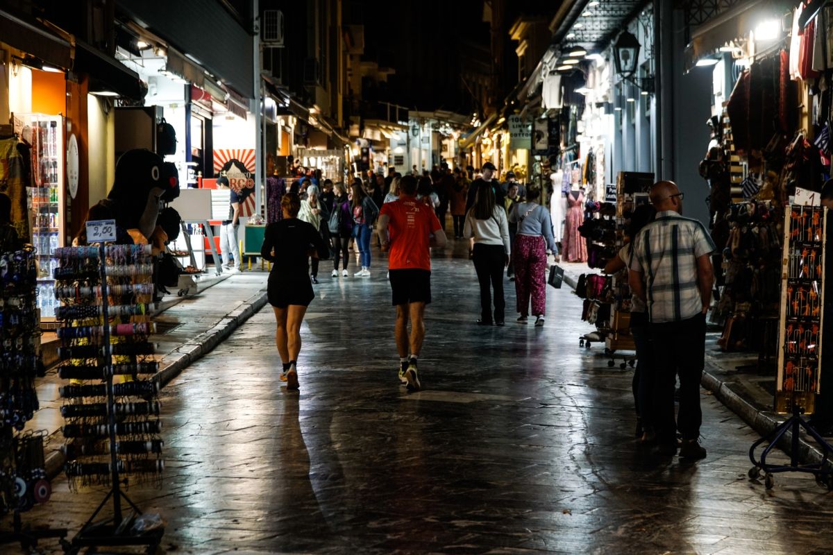 Εορταστικό ωράριο 2022: Πώς θα λειτουργήσουν τα καταστήματα στην Αθήνα