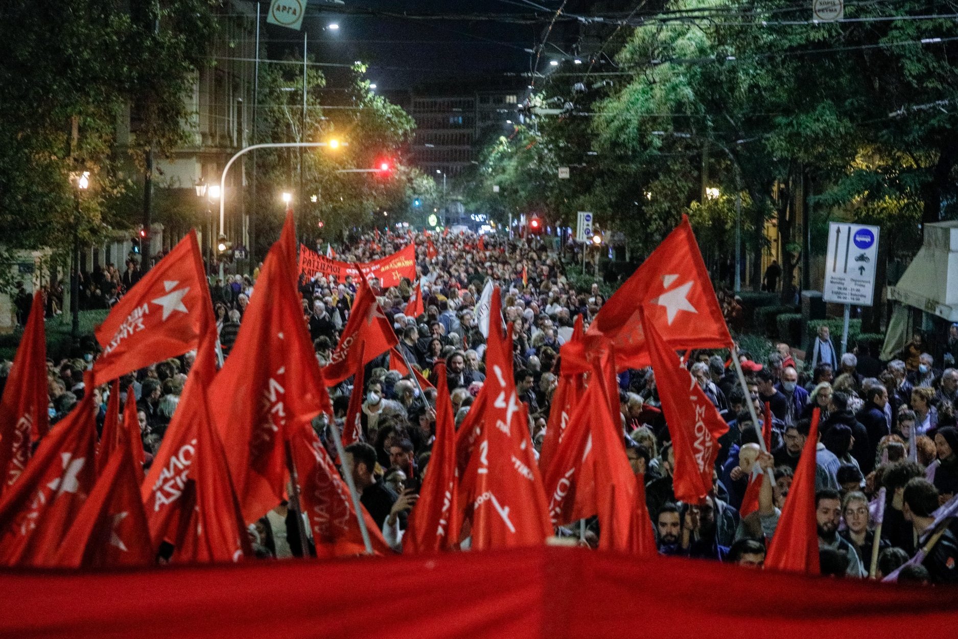 Πολυτεχνείο: Σε εξέλιξη οι πορείες – Απροσπέλαστο το κέντρο της Αθήνας