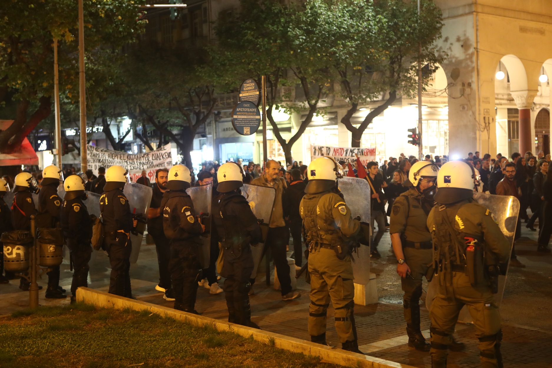 Θεσσαλονίκη: Μολότοφ και προσαγωγές πριν την πορεία για το Πολυτεχνείο