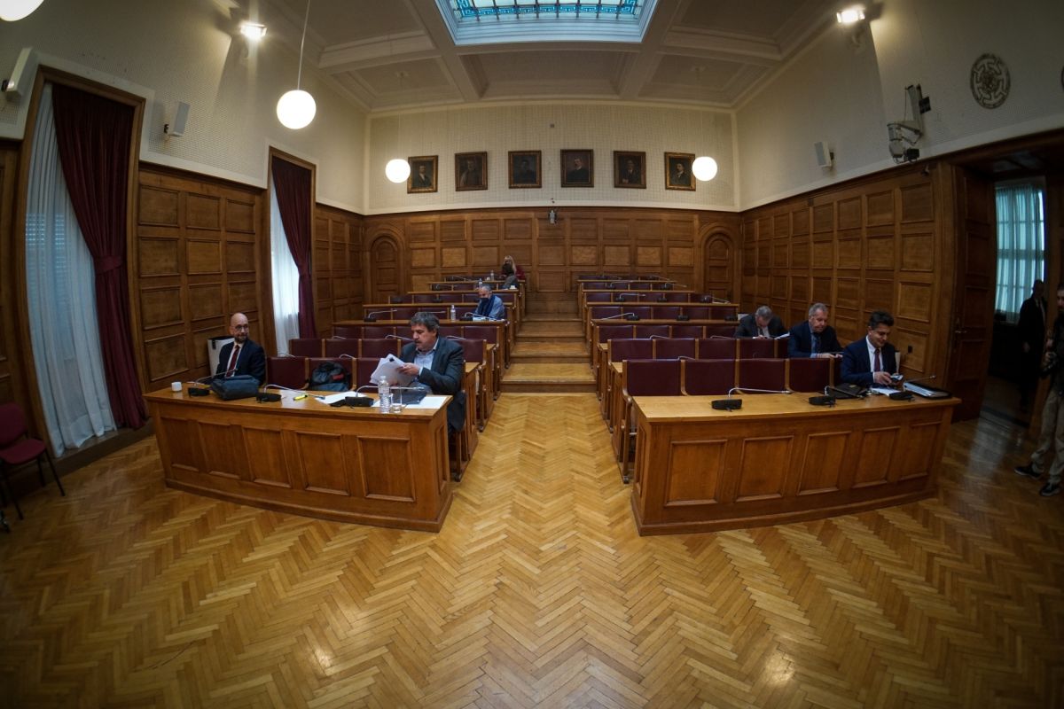 Βουλή: Ανέβηκαν οι τόνοι κατά την συνεδρίαση της επιτροπής Θεσμών και Διαφάνειας