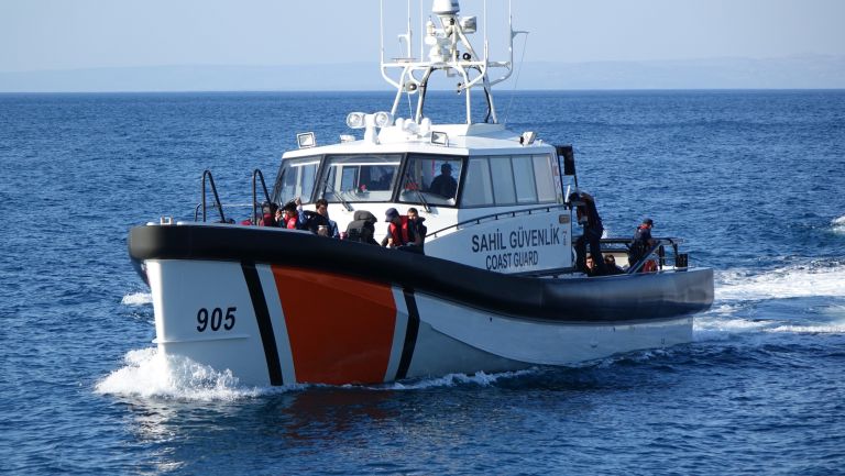Greek coast guard rescues 100 illegal migrants during dangerous conditions