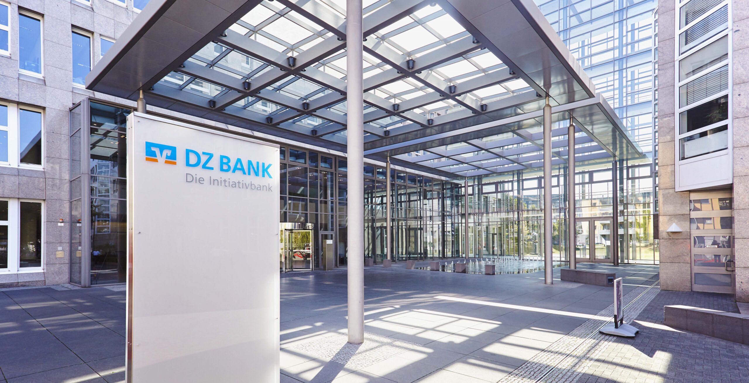 DZ Bank: Ανεβαίνει επίπεδα και βγαίνει στις αγορές το 2023 η Ελλάδα