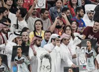 Μουντιάλ 2022, Γερμανία: Οπαδοί είχαν στα χέρια τους φωτογραφία του Οζίλ και το στόμα τους κλειστό Μουντιάλ 2022, Γερμανία: Οπαδοί είχαν στα χέρια τους φωτογραφία του Οζίλ και το στόμα τους κλειστό