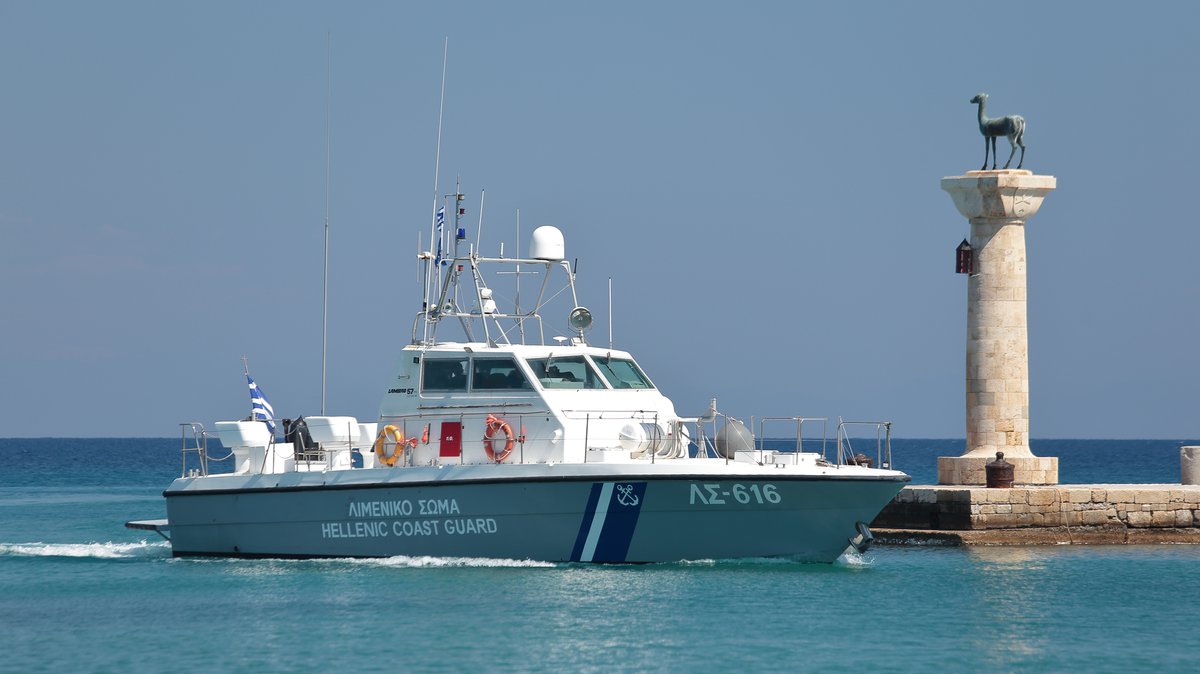 Εντοπίστηκαν 11 μετανάστες ανοιχτά της Καρύστου – Πληροφορίες για έναν νεκρό