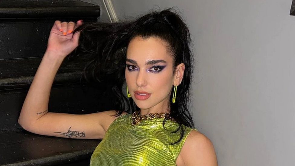 Dua Lipa: Τα έβγαλε όλα εκτός από τις ψηλές μπότες της [pic]