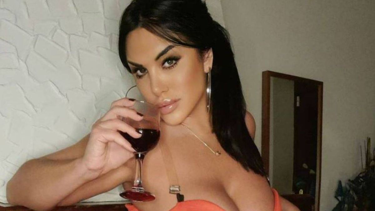 Αποφάσισε να… ξεγυμνωθεί για το Halloween, βγάζοντας στη φόρα το πληθωρικό στήθος της