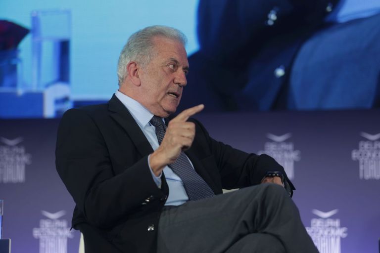 Κομισιόν: Επείγουσα έρευνα για τις επαφές αξιωματούχων της ΕΕ του Δημήτρη Αβραμόπουλο