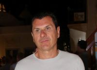 Γιάννης Μάρκου: Η πρώτη δημόσια εμφάνιση του μετά την αιματηρή επίθεση με μαχαίρι