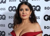 Salma Hayek: Με σέξι διάθεση και κόκκινο φόρεμα Vivienne Westwood εντυπωσίασε