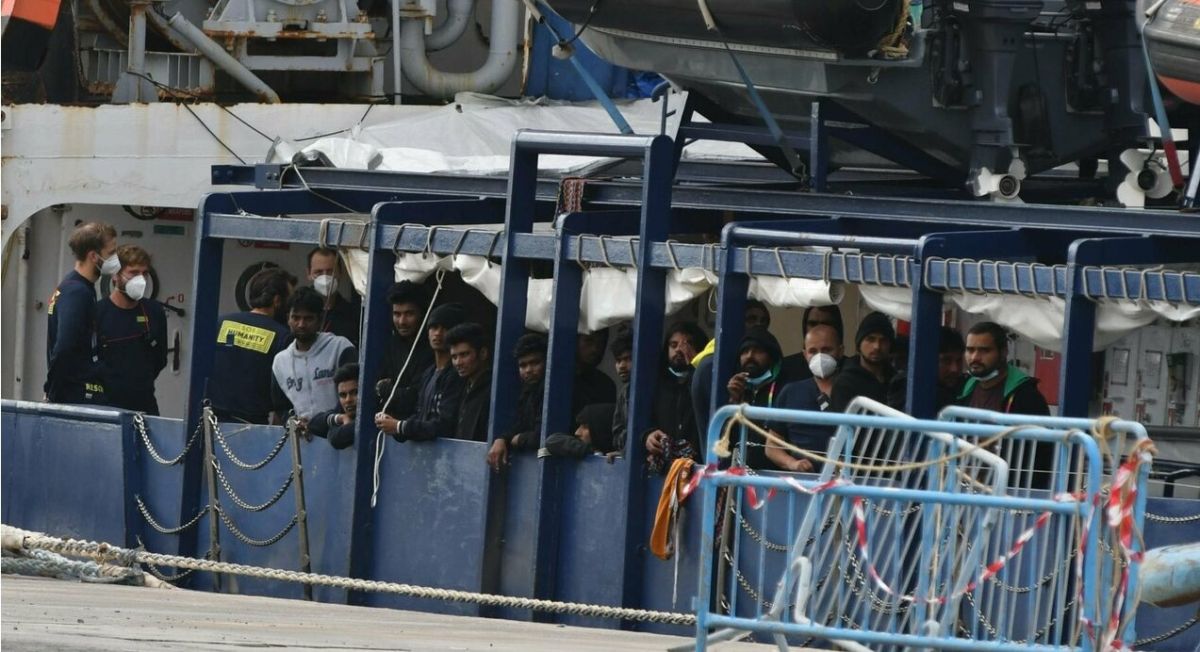 Ιταλία: Επέτρεψε μόνο σε ανηλίκους και ασθενείς να εγκαταλείψουν το μεταναστευτικό πλοίο
