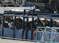 Ιταλία: Επέτρεψε μόνο σε ανηλίκους και ασθενείς να εγκαταλείψουν το μεταναστευτικό πλοίο
