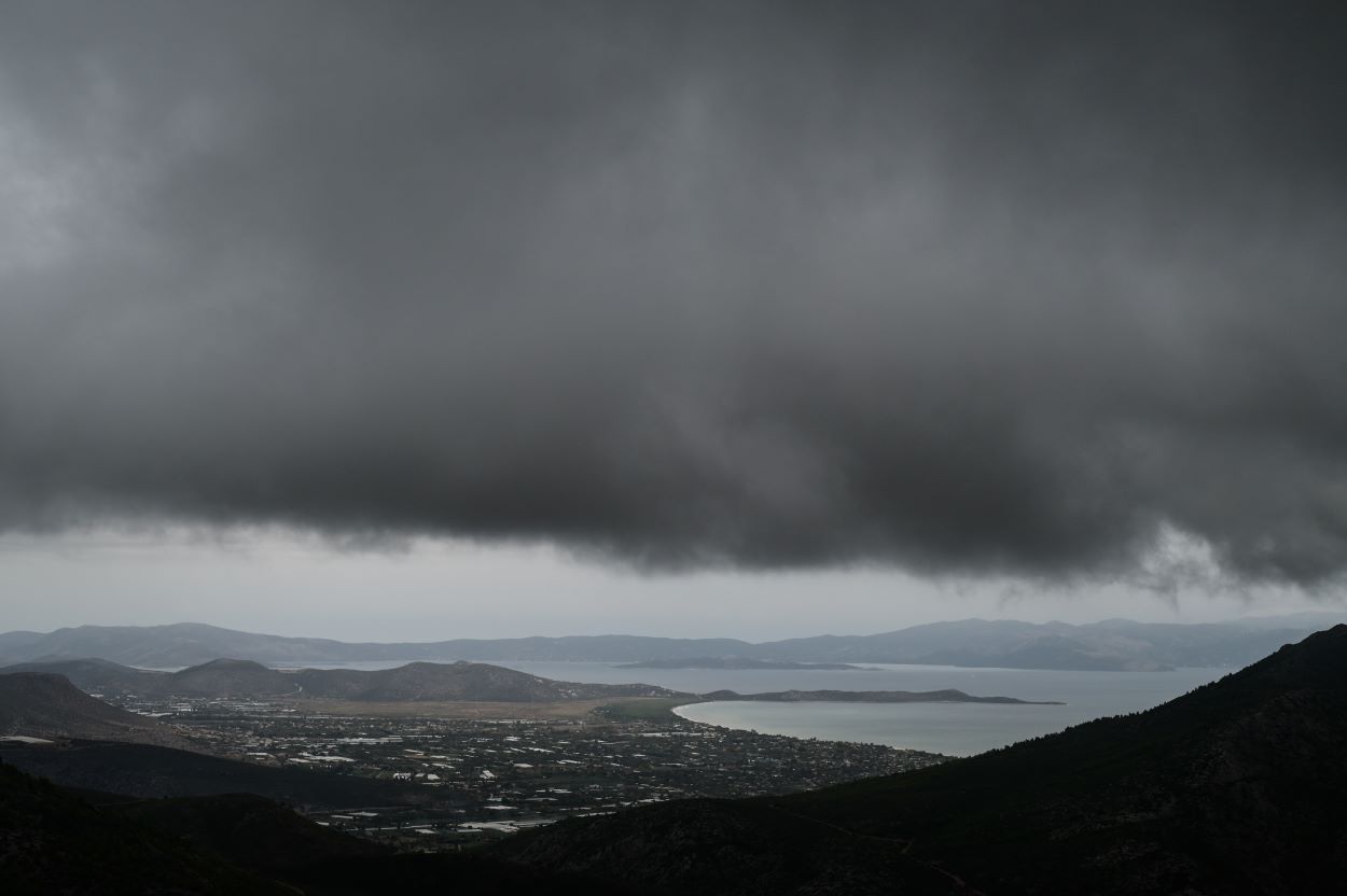 Καιρός σήμερα Παρασκευή: Λίγες νεφώσεις παροδικά αυξημένες