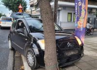 Απίθανο περιστατικό στην Λάρισα: Χόρευε Αργυρό στην μέση του δρόμου, έριξε το Ι.Χ σε δέντρο, πετούσε καρέκλες