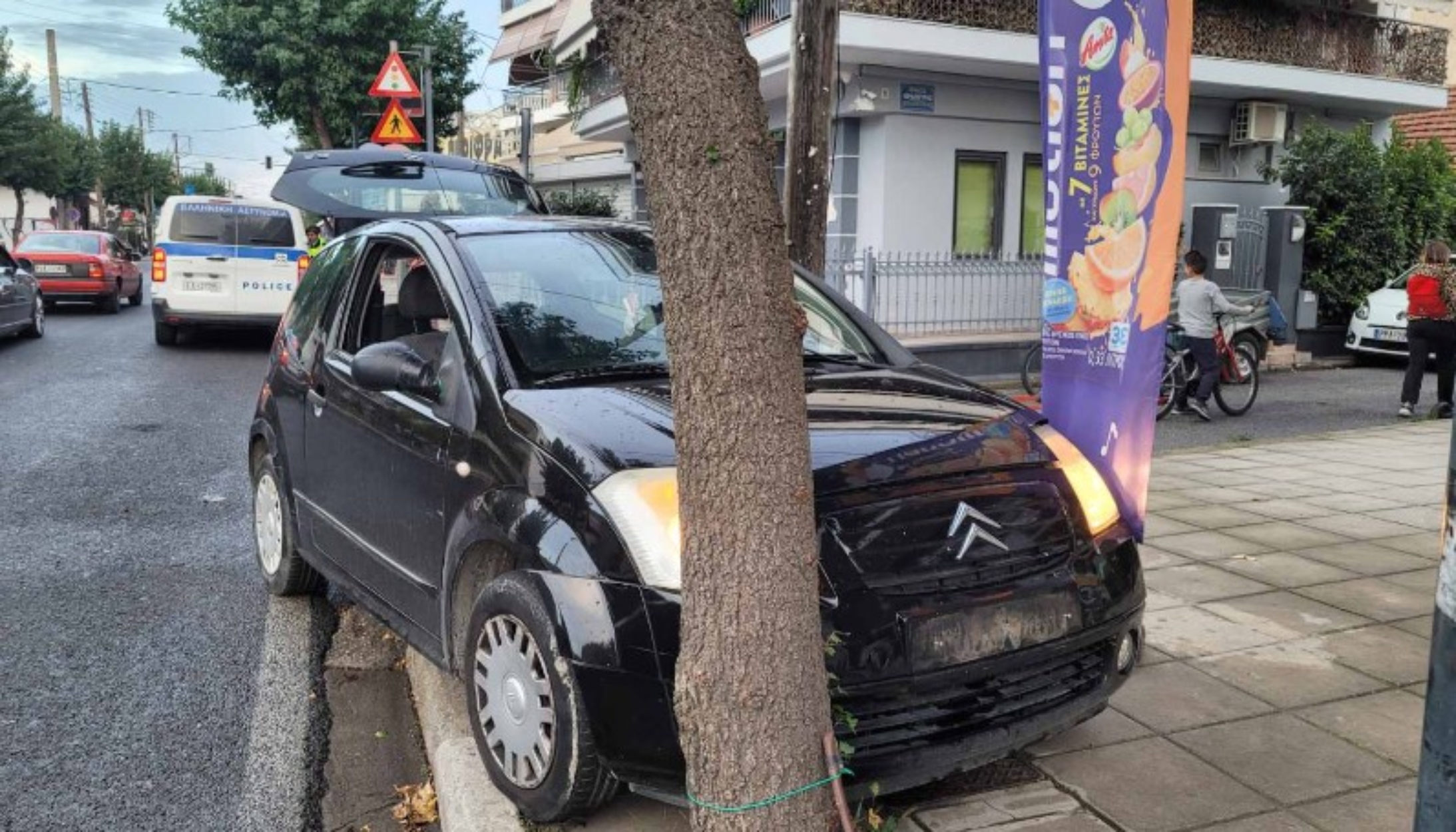 Απίθανο περιστατικό στην Λάρισα: Χόρευε Αργυρό στην μέση του δρόμου, έριξε το Ι.Χ σε δέντρο, πετούσε καρέκλες