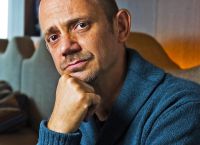 Damon Galgut: «Μέχρι και σήμερα, οι Μαύροι είναι φτωχοί και οι πιο πολλοί πλούσιοι Λευκοί»