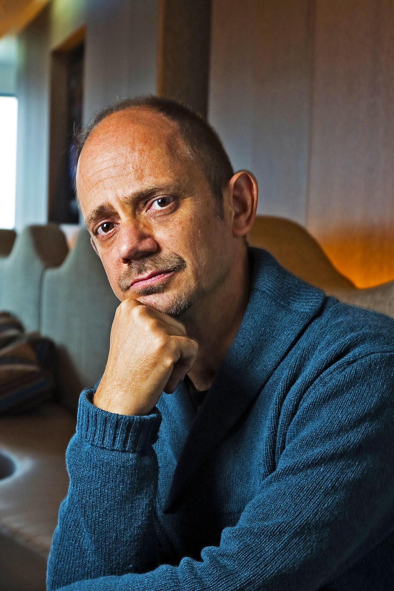 Damon Galgut: «Μέχρι και σήμερα, οι Μαύροι είναι φτωχοί και οι πιο πολλοί πλούσιοι Λευκοί»
