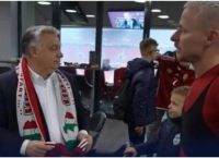 Ουκρανία: Διαμαρτύρεται για το κασκόλ “χάρτη” του Όρμπαν – Δείχνει έδαφός της ως ουγγρικό Ουκρανία: Διαμαρτύρεται για το κασκόλ “χάρτη” του Όρμπαν – Δείχνει έδαφός της ως ουγγρικό