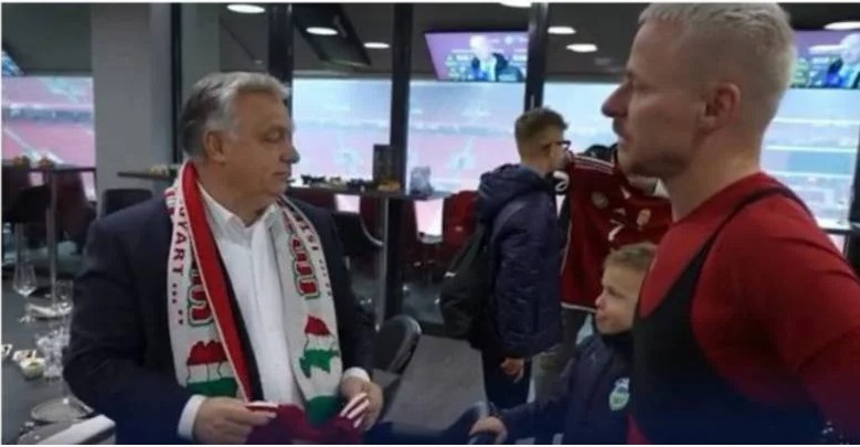 Ουκρανία: Διαμαρτύρεται για το κασκόλ “χάρτη” του Όρμπαν – Δείχνει έδαφός της ως ουγγρικό