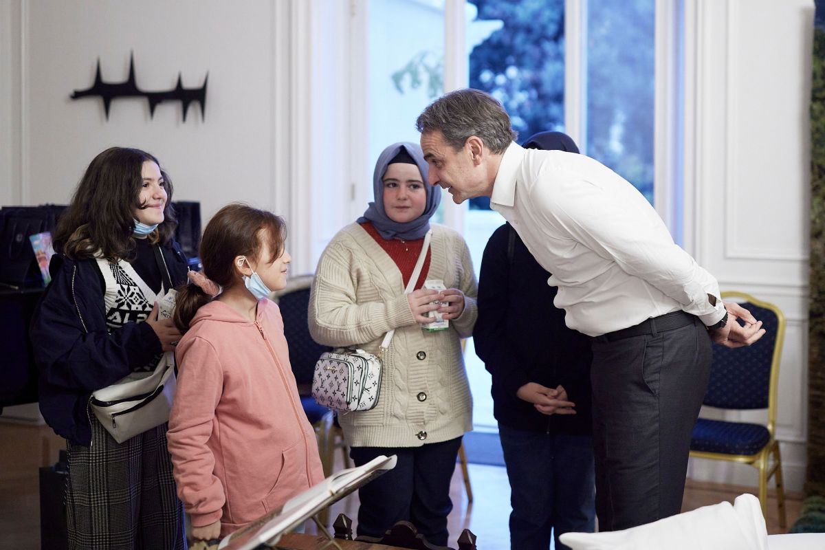Muslim minority school children visit Mitsotakis in Athens