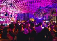 Ακυρώνουν οι Έλληνες τις εξόδους διασκέδασης και τα ταξίδια λόγω ακρίβειας