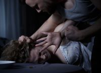 Φρίκη στην Κόρινθο: 19χρονη καταγγέλλει ότι την βίαζε τρία χρόνια ο ίδος της ο πατέρας Φρίκη στην Κόρινθο: 19χρονη καταγγέλλει ότι την βίαζε τρία χρόνια ο ίδος της ο πατέρας