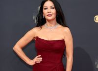 Catherine Zeta-Jones: Η τεράστια ομοιότητα με την κόρη της ποζάρουν για τσάντες Catherine Zeta-Jones: Η τεράστια ομοιότητα με την κόρη της ποζάρουν για τσάντες