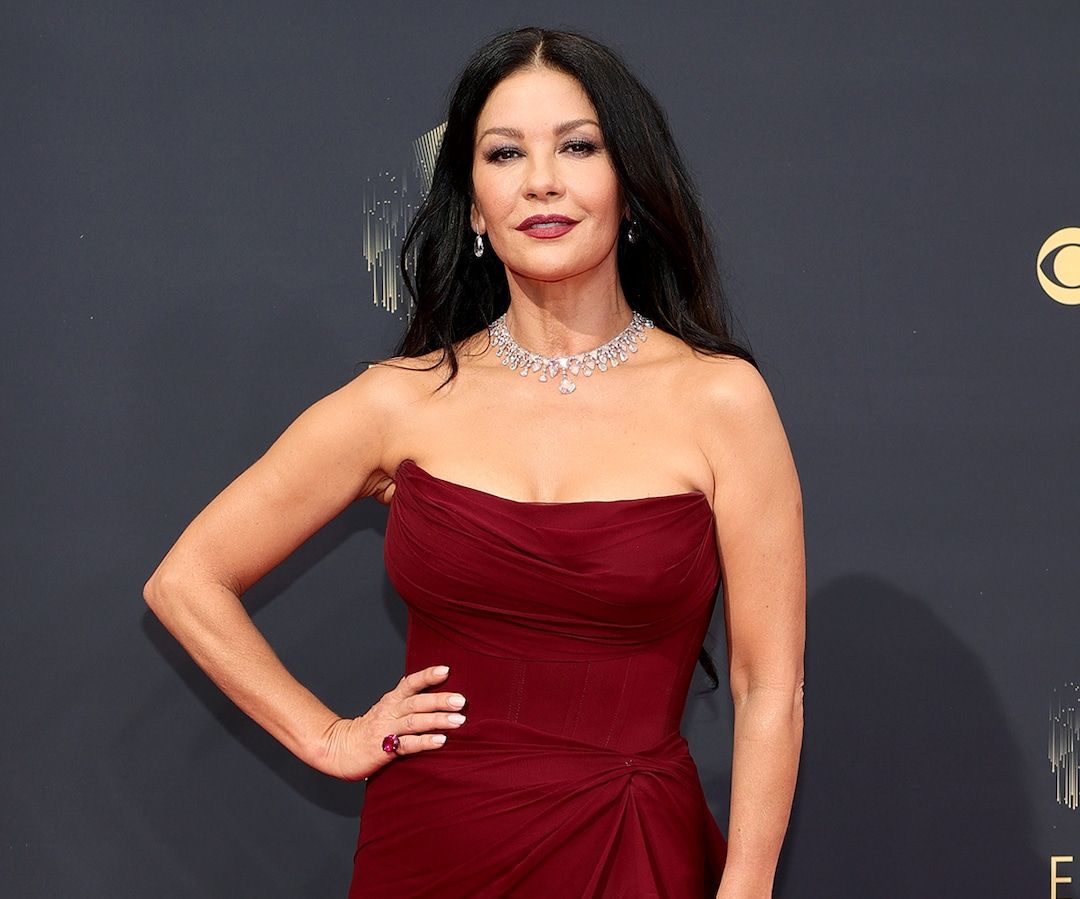 Catherine Zeta-Jones: Η τεράστια ομοιότητα με την κόρη της ποζάρουν για τσάντες