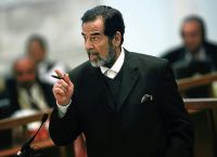 Ιράκ: Ανιψιός του Σαντάμ Χουσεϊν εκδόθηκε στη Βαγδάτη – Κατηγορείται για σφαγές με τον ISIS Ιράκ: Ανιψιός του Σαντάμ Χουσεϊν εκδόθηκε στη Βαγδάτη – Κατηγορείται για σφαγές με τον ISIS