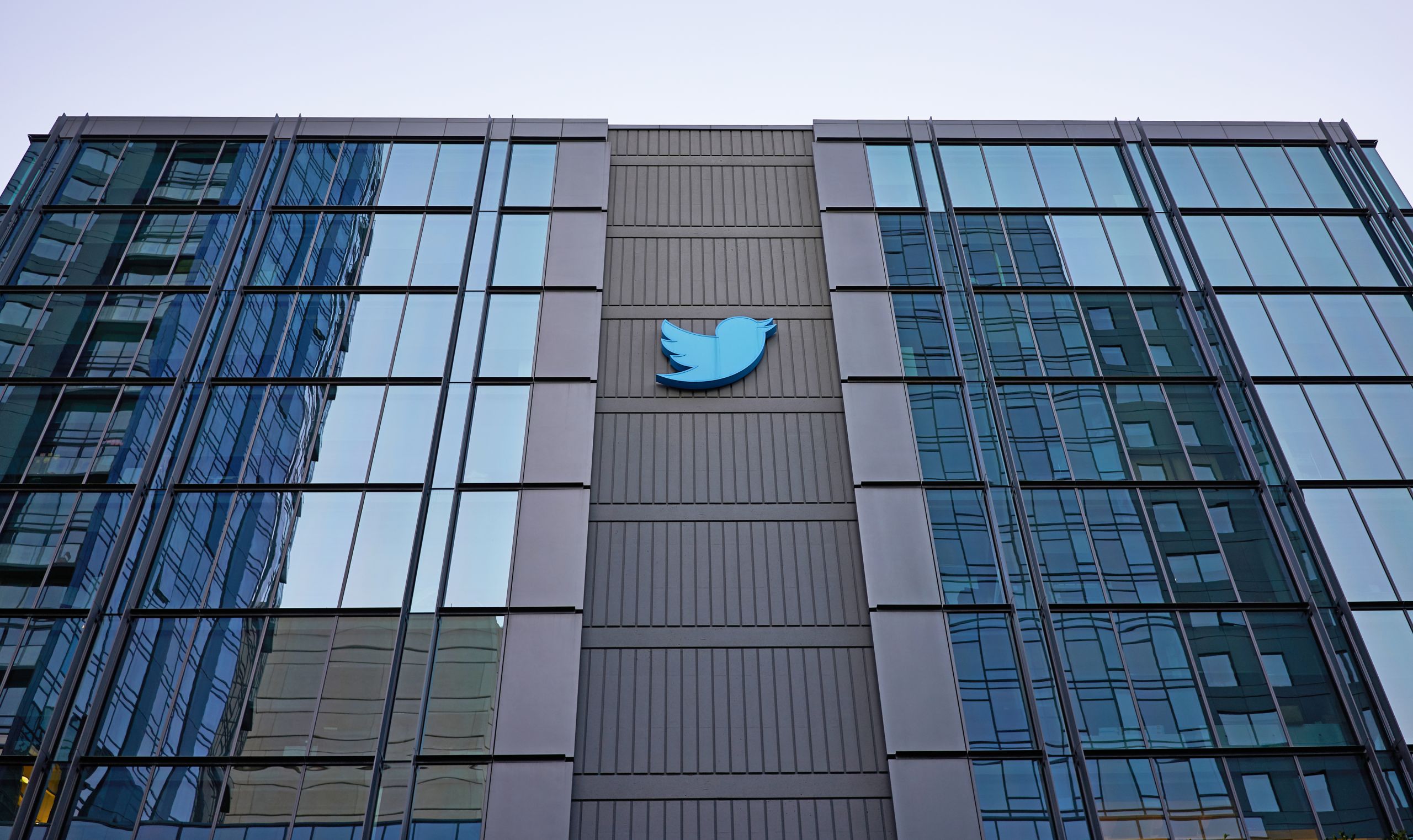 Bloomberg: Επαναπροσλήψεις στην Twitter – Zητά να επιστέψουν οι απολυμένοι