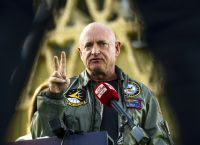 Ενδιάμεσες εκλογές: Ο Μαρκ Κέλι πήρε την Αριζόνα – Οι Δημοκρατικοί μόλις μία έδρα μακριά από τη Γερουσία