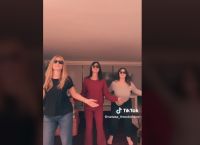 Νατάσα Θεοδωρίδου: Δείτε την να χορεύει στο TikTok με τις κόρες της και μαύρα γυαλιά