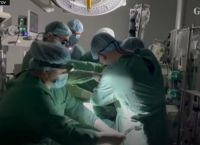 Συγκλονιστικό: Γιατροί του Κιέβου χειρουργούν παιδί παρά το μπλακ άουτ [vid]