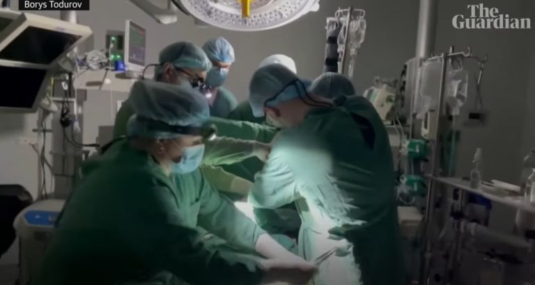 Συγκλονιστικό: Γιατροί του Κιέβου χειρουργούν παιδί παρά το μπλακ άουτ [vid]
