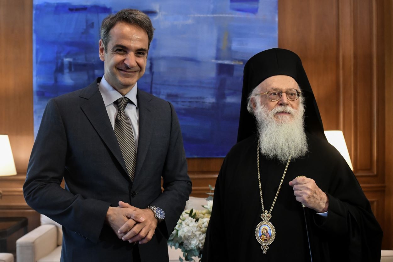 Μητσοτάκης σε Αρχιεπίσκοπο Αλβανίας Αναστάσιο: «Είστε αποκούμπι της ελληνικής μειονότητας»