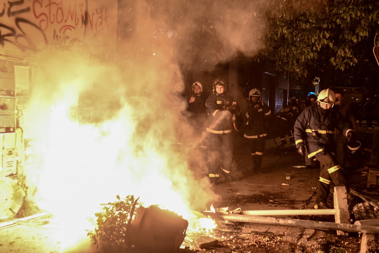 ΕΛ.ΑΣ: 16 συλλήψεις σε Εξάρχεια και Αυλίζα Αχαρνών – Τραυματίστηκαν 13 αστυνομικοί