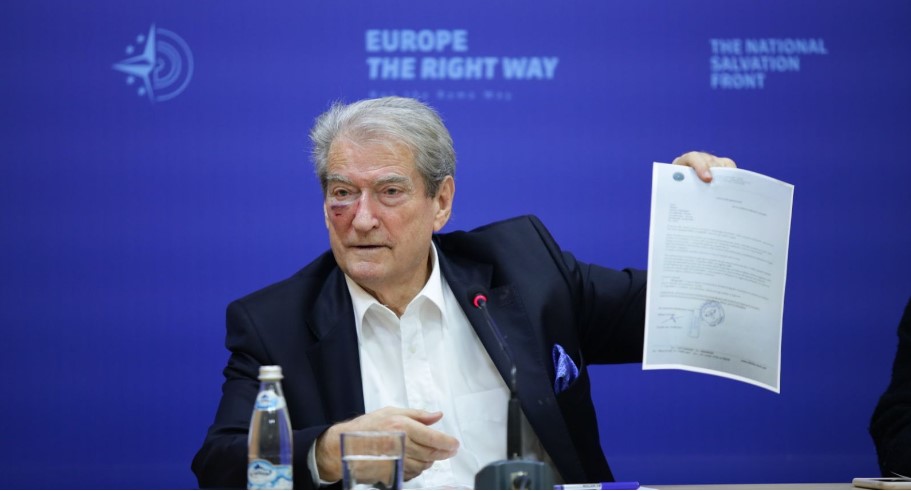 Αλβανία: Προπηλάκισαν τον Μπερίσα – Δέχθηκε γροθιά στο πρόσωπο