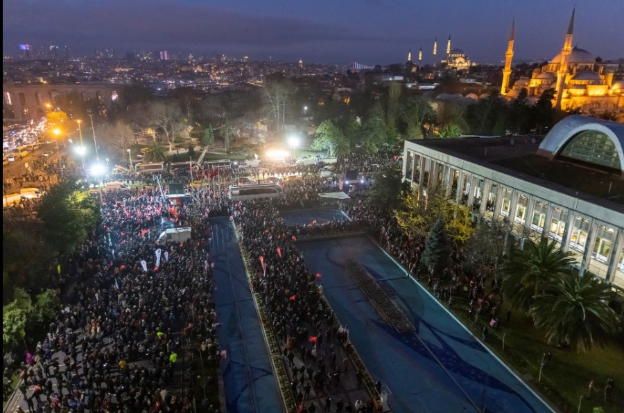 Τουρκία: Κύμα οργής για την καταδίκη Ιμάμογλου- Στους δρόμους χιλιάδες Τούρκοι