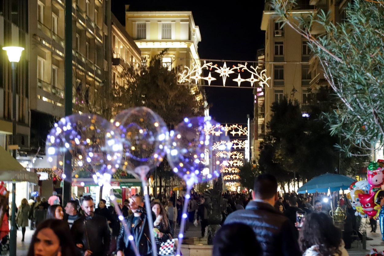Εορταστικό ωράριο: Ποιες Κυριακές είναι ανοιχτά τα μαγαζιά