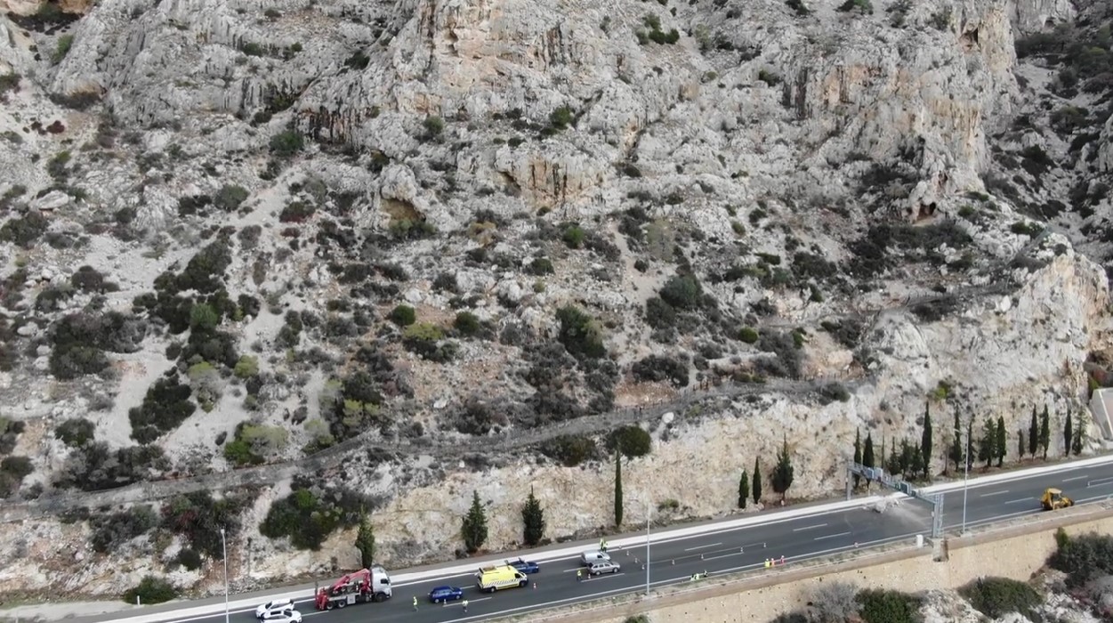 Κατολίσθηση στην Κακιά Σκάλα: Στην κυκλοφορία μία λωρίδα – Πολύωρη ταλαιπωρία των οδηγών