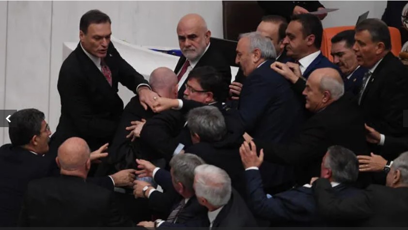 Τουρκία: Άγριο ξύλο στη Βουλή – Στην εντατική βουλευτής