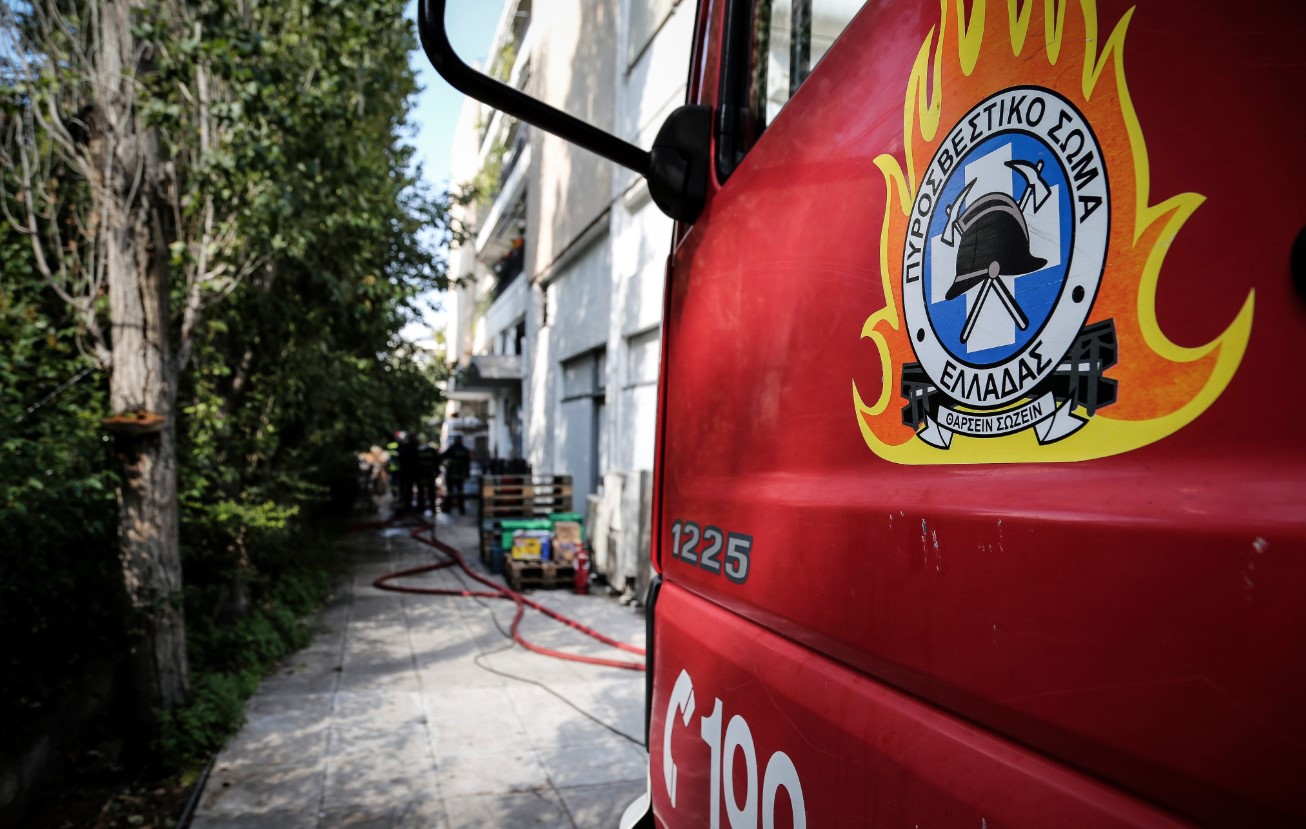 Ασπρόπυργος: Φωτιά σε εργοστάσιο πολυεστερικών – Μήνυμα από το 112