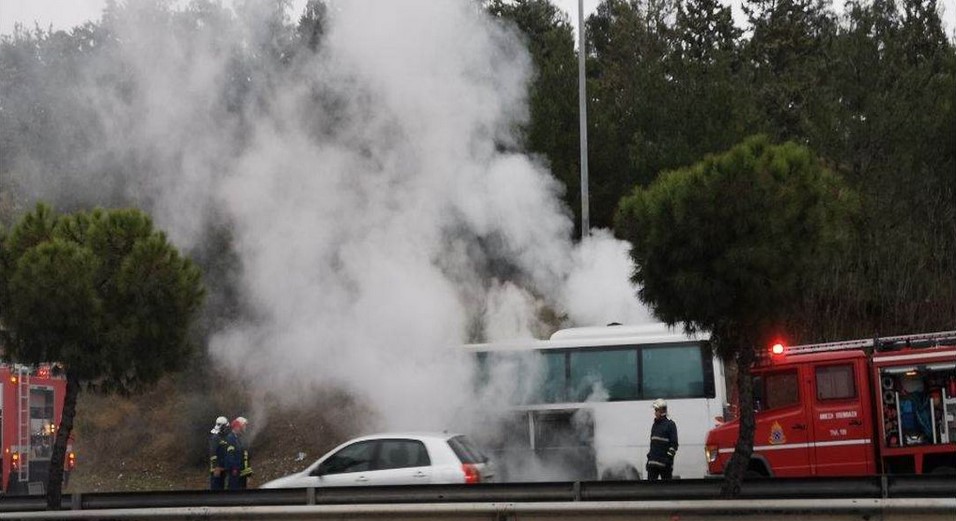 Θεσσαλονίκη: Φωτιά σε σχολικό λεωφορείο – Απεγκλωβίστηκαν οι μαθητές