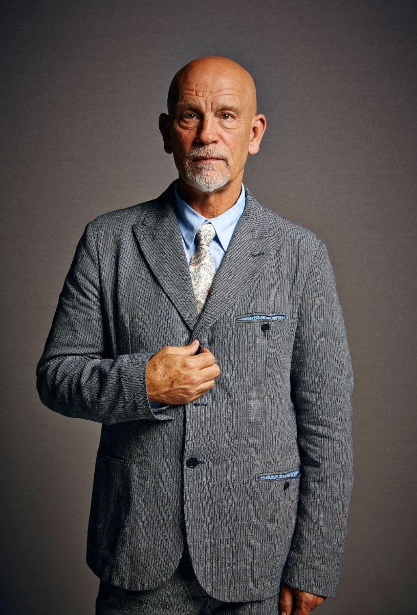 John Malkovich: «Έχω μάθει να μην ανησυχώ για πράγματα που δε μπορώ να ελέγξω»