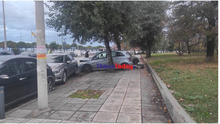 Θεσσαλονίκη: Οδηγός έριξε το αυτοκίνητό του σε έξι παρκαρισμένα οχήματα, το κλείδωσε και έφυγε