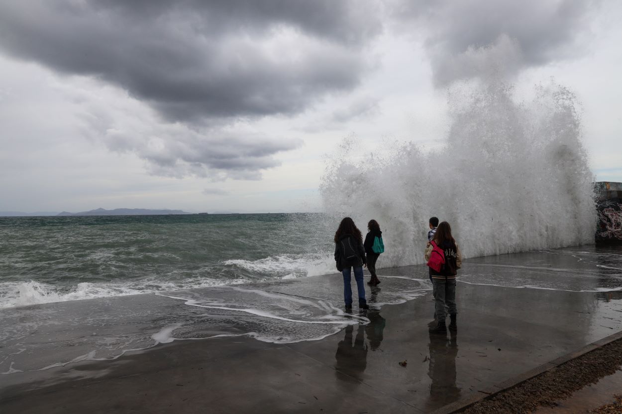 Κακοκαιρία Gaia: Άγριος καιρός με κύματα “τσουνάμι” – Πού χρειάζεται προσοχή