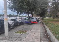 Θεσσαλονίκη: Οδηγός έριξε το αυτοκίνητό του σε έξι παρκαρισμένα οχήματα, το κλείδωσε και έφυγε